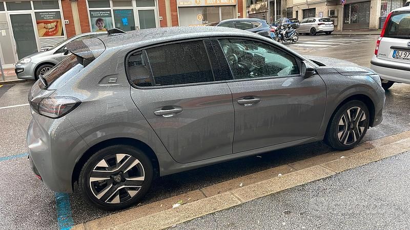 Usata Peugeot 208 Allure 100 kW (136 CV) 2025 Grigio Utilitaria