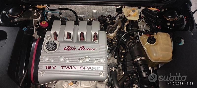 Begagnad Alfa Romeo Spider 144 HK (105 kW) 1999 Svart Cab