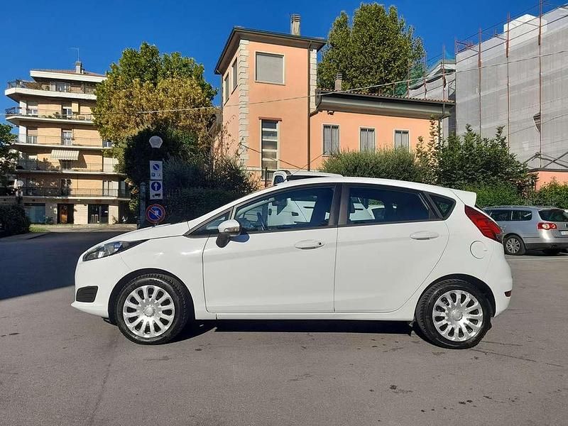 Usata Ford Fiesta 60 CV (44 kW) 2013 Bianco Utilitaria