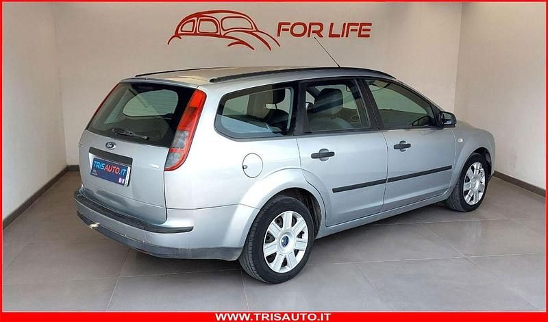 Begagnad Ford Focus 91 HK (66 kW) 2005 Grå Kombi