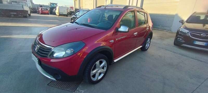 Usata Dacia Sandero 75 CV (55 kW) 2012 Rosso Utilitaria