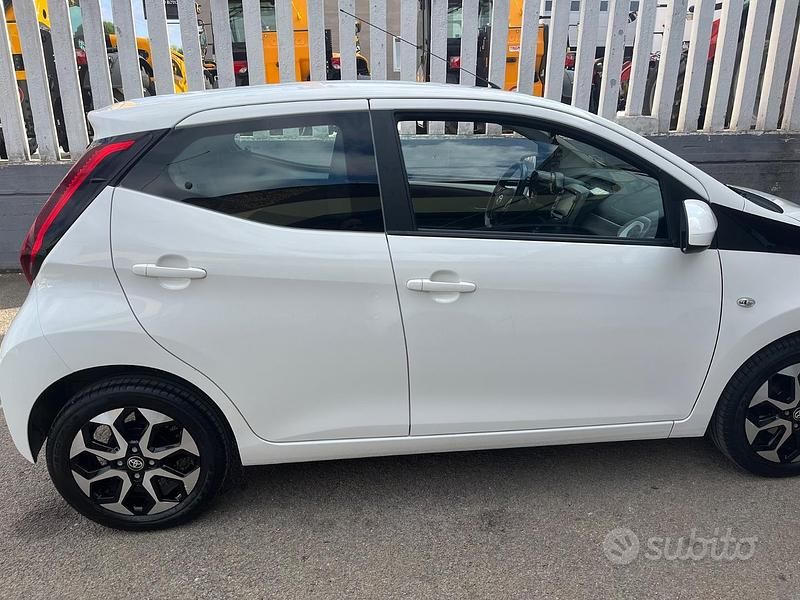 Usata Toyota Aygo 72 CV (52 kW) 2018 Bianco Utilitaria