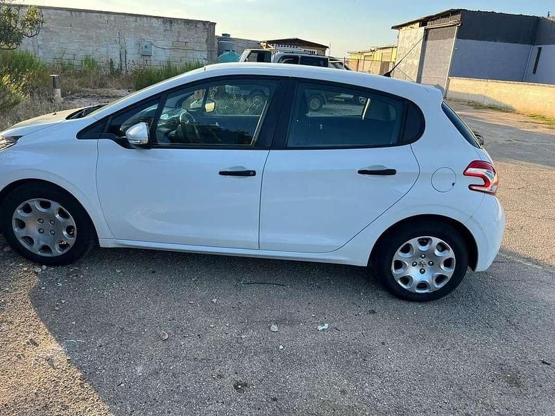 Bianco Usata 2013 Peugeot 208 Due volumi | 3900 € (Super prezzo) - Immagine 1/4