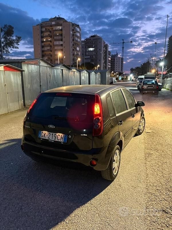 Usado Ford Fiesta 68 HP (50 kW) 2008 Preto Citadino