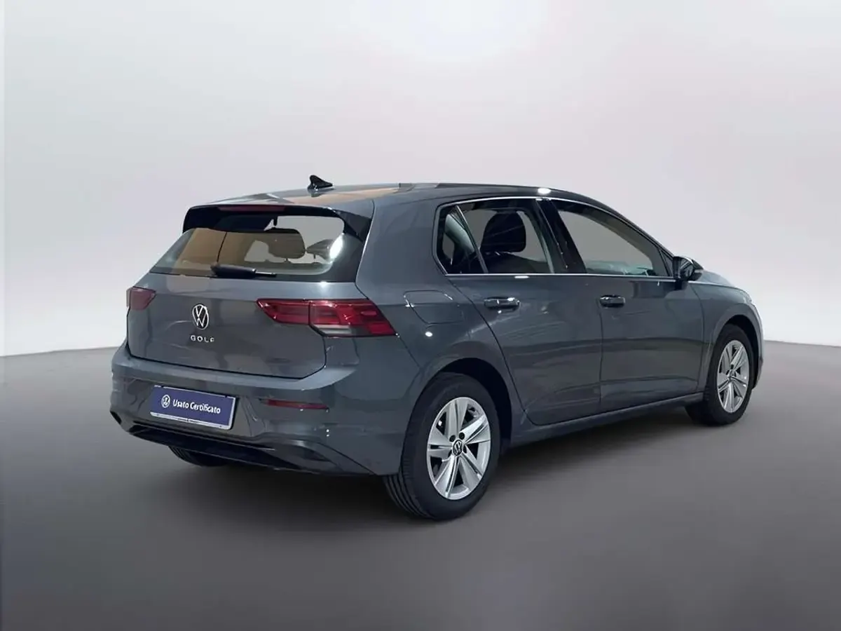 Usata VW Golf VIII Life 110 CV (80 kW) 2021 Dolphin grey metallizzato Berlina