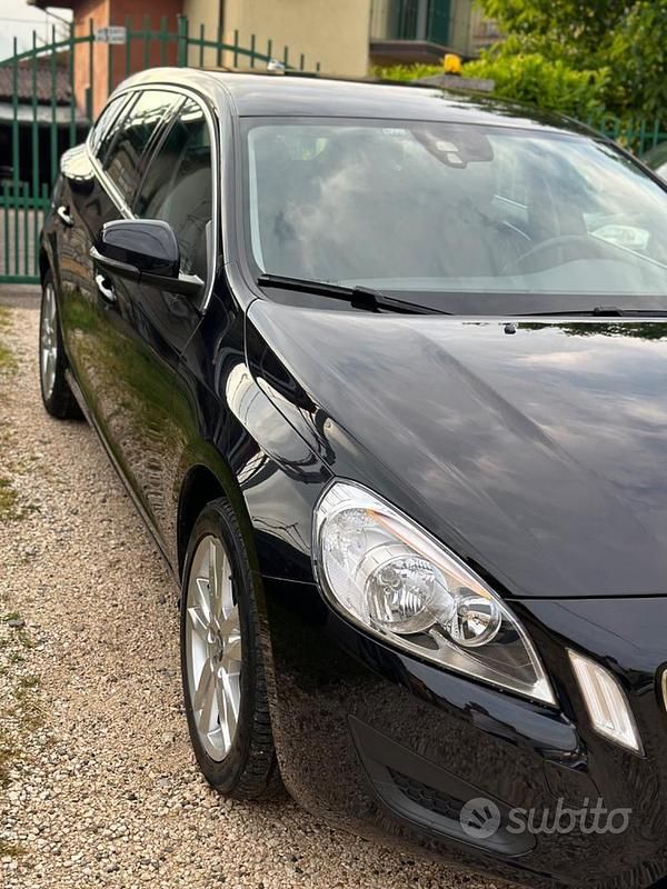 Usata Volvo V60 Momentum 115 CV (84 kW) 2012 Nero Station wagon