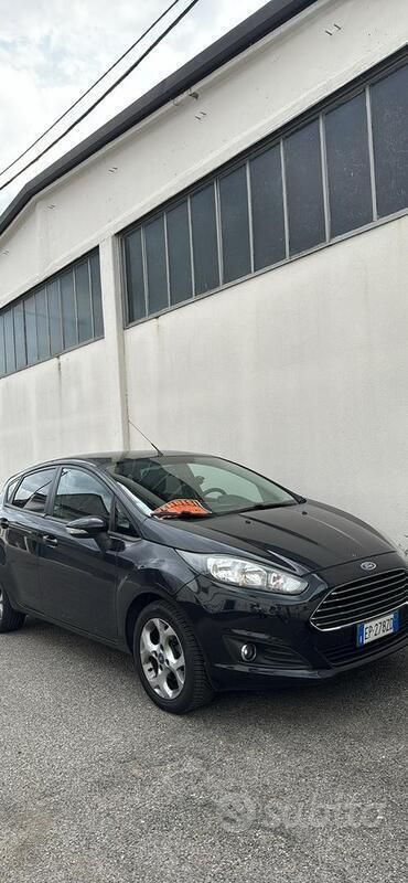 Usata Ford Fiesta 90 CV (66 kW) 2013 Nero Utilitaria