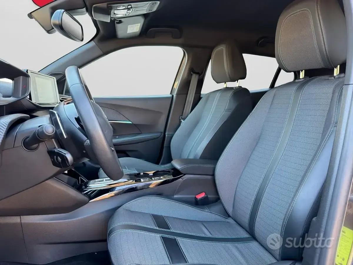 Usata Peugeot 2008 Allure 130 CV (95 kW) 2023 Grigio SUV