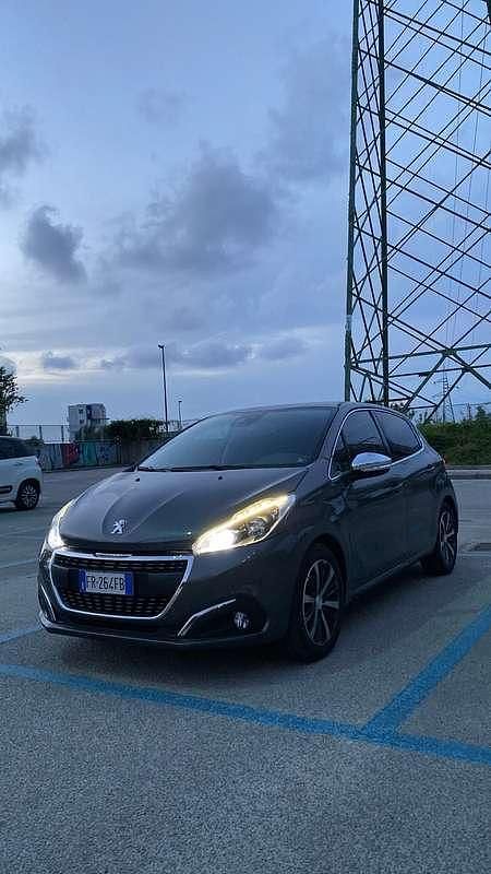 Usata Peugeot 208 Allure 82 CV (60 kW) 2018 Utilitaria