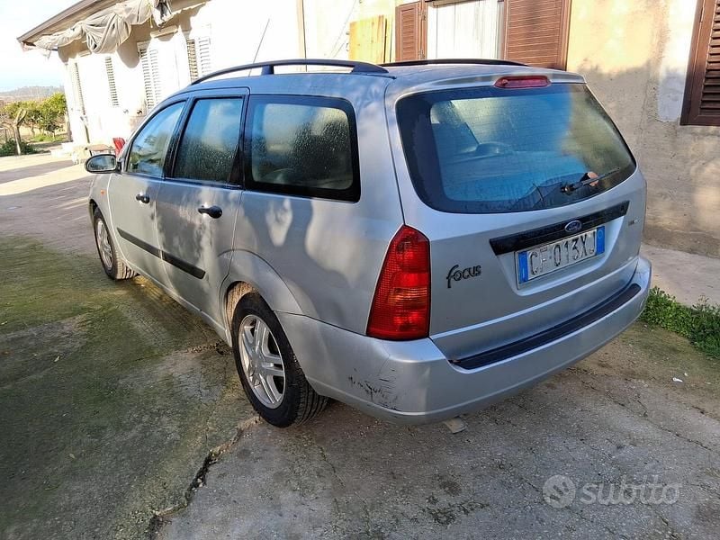 Usado Ford Focus 100 HP (73 kW) 2001 Cinzento Carrinha