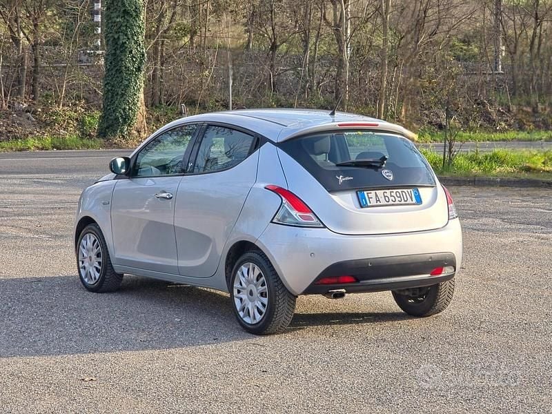 Usata Lancia Ypsilon 69 CV (50 kW) 2015 Grigio Utilitaria
