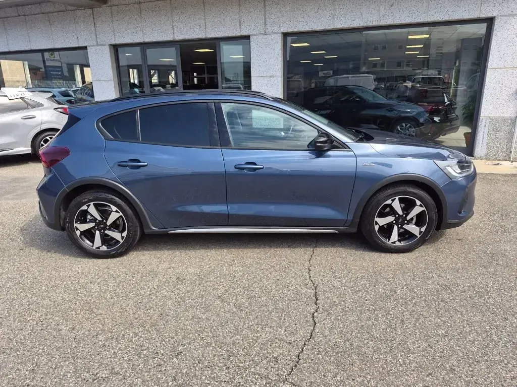 Usata Ford Focus Active 125 CV (91 kW) 2022 Blue metallic (metalliclackierung) Berlina