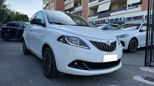 Usata Lancia Ypsilon Gold 69 CV (50 kW) 2023 Bianco Utilitaria