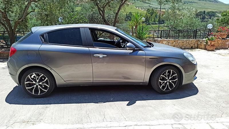 Usata Alfa Romeo Giulietta 105 CV (77 kW) 2011 Grigio Berlina