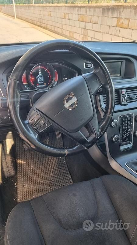 Usata Volvo V40 115 CV (84 kW) 2013 Nero Berlina