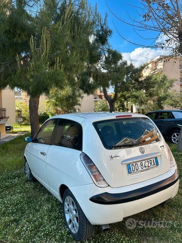 Usata Lancia Ypsilon 75 CV (55 kW) 2005 Bianco Utilitaria