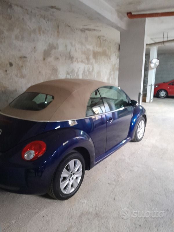 Usata VW Beetle Cabriolet 75 CV (55 kW) 2008 Blu Cabrio
