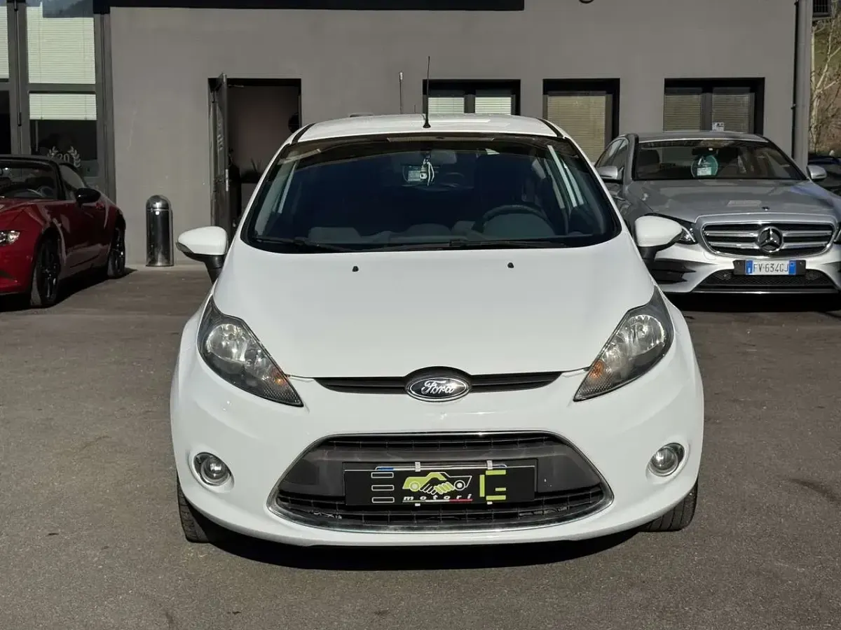 Usata Ford Fiesta 60 CV (44 kW) 2011 Bianco Berlina