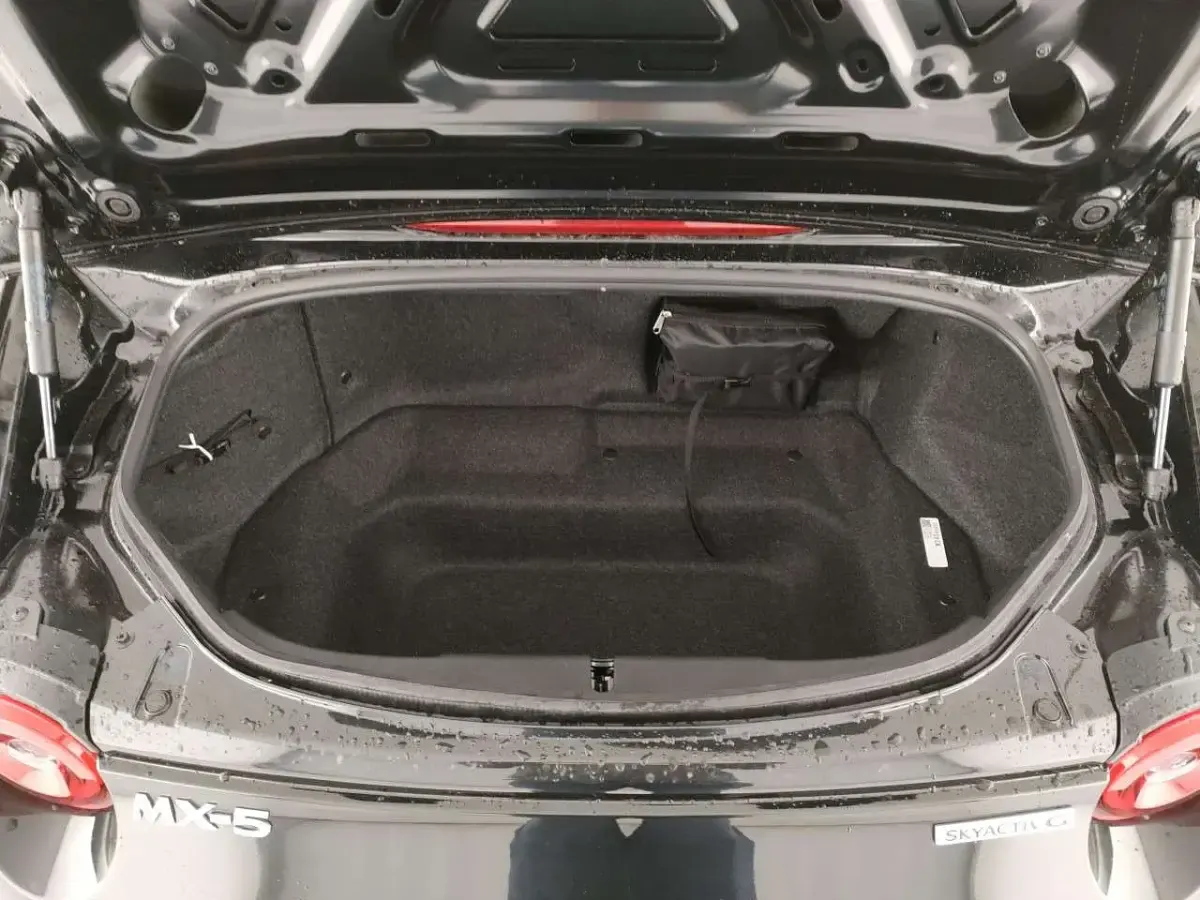 Nuova Mazda MX5 Kazari 132 CV (97 kW) 2026 Jet black mc Cabrio