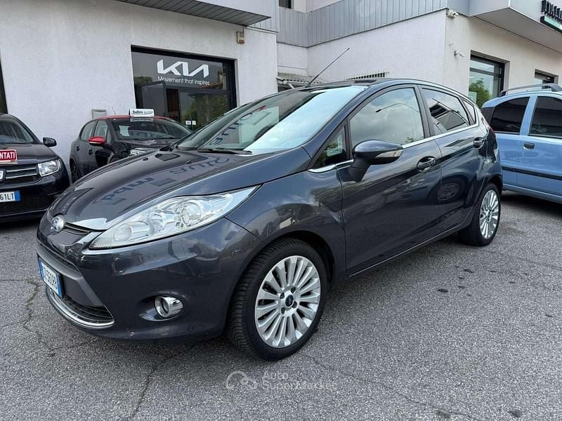 Usata Ford Fiesta Titanium 82 CV (60 kW) 2009 Gray Utilitaria