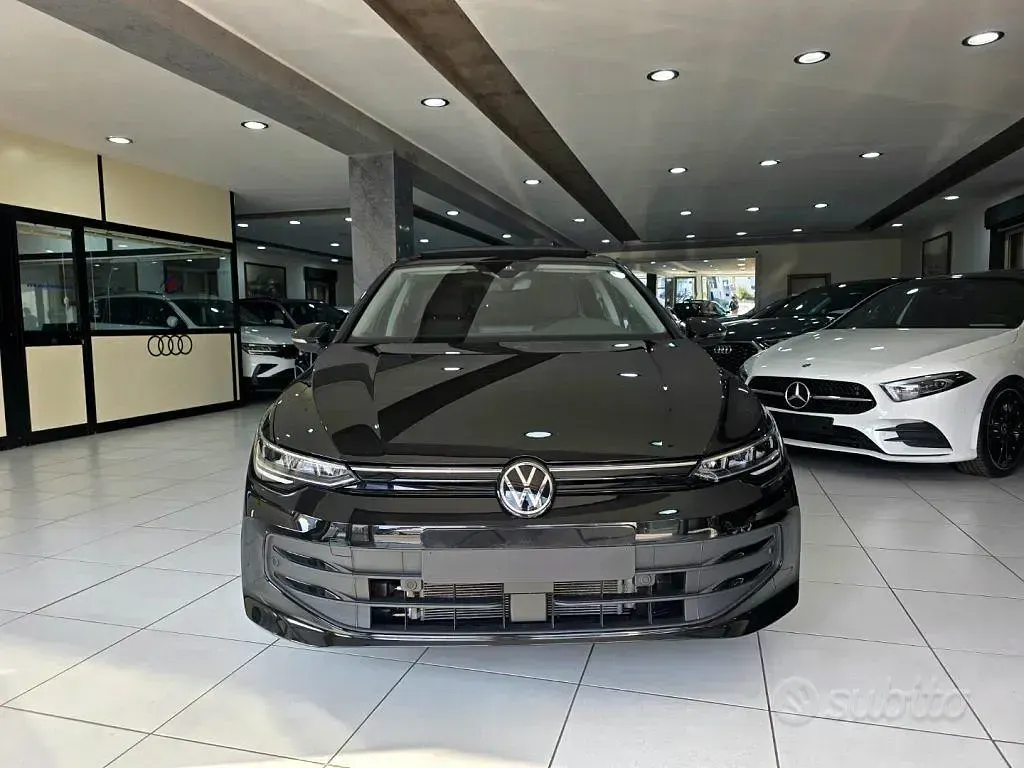 Usata VW Golf VIII Life 116 CV (85 kW) 2025 Nero Berlina