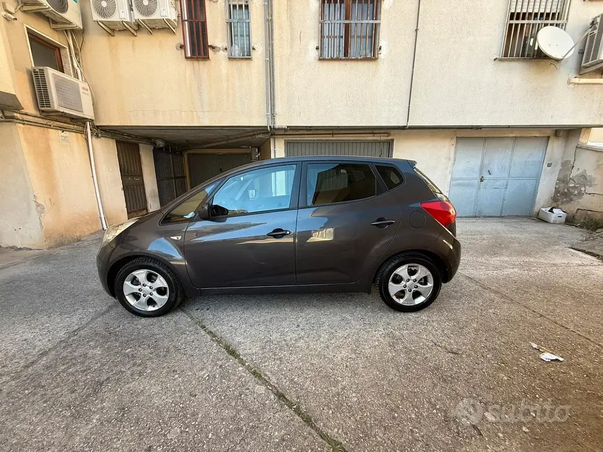 Usata Kia Venga 90 CV (66 kW) 2013 Grigio Utilitaria