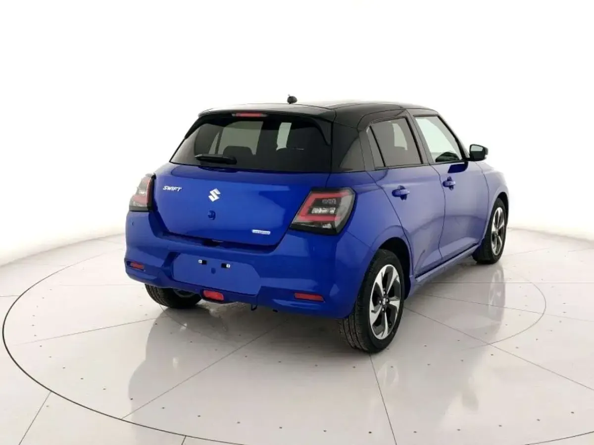 Usata Suzuki Swift 83 CV (61 kW) 2024 Blu oceania tetto nero Utilitaria