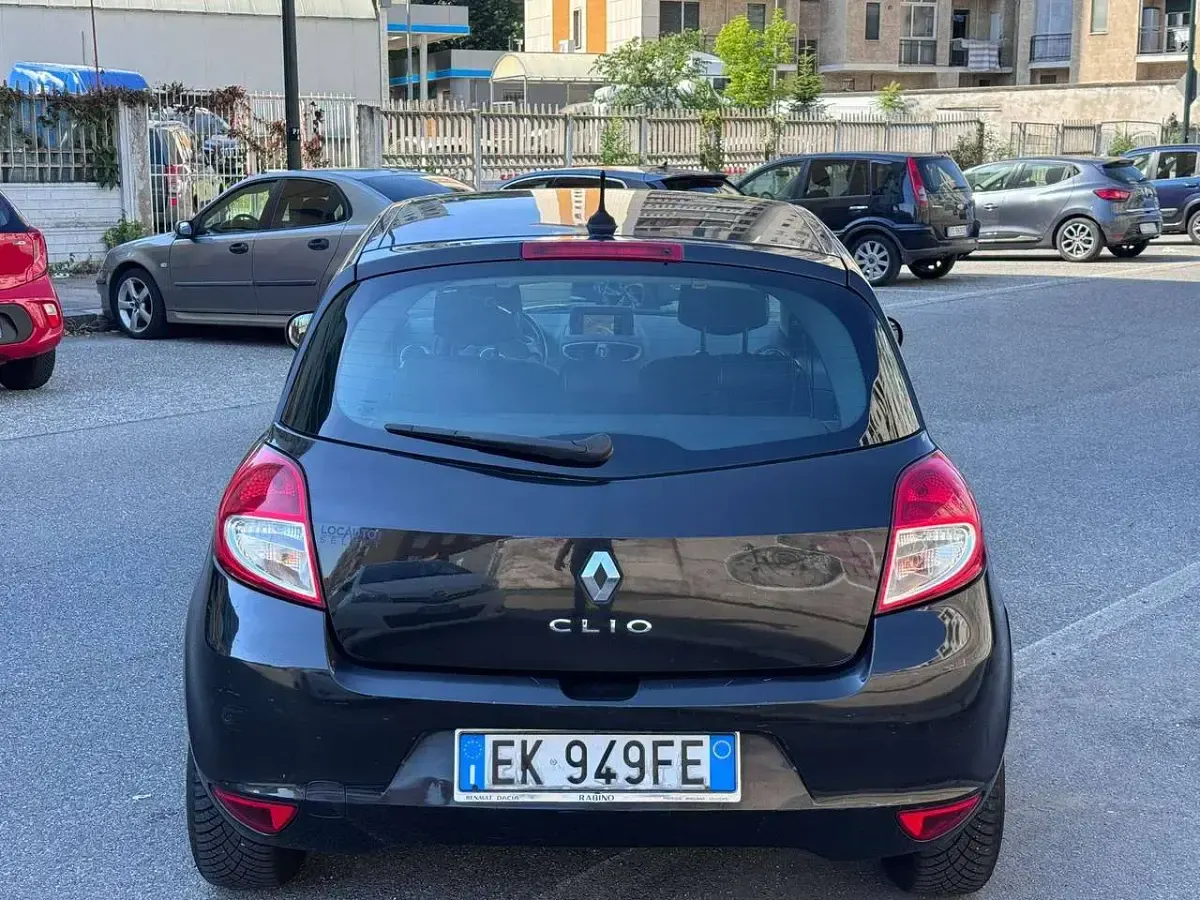 Usata Renault Clio III 75 CV (55 kW) 2011 Nero Berlina