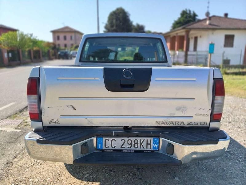 Usata Nissan Navara 133 CV (97 kW) 2002 Argento Pick-up