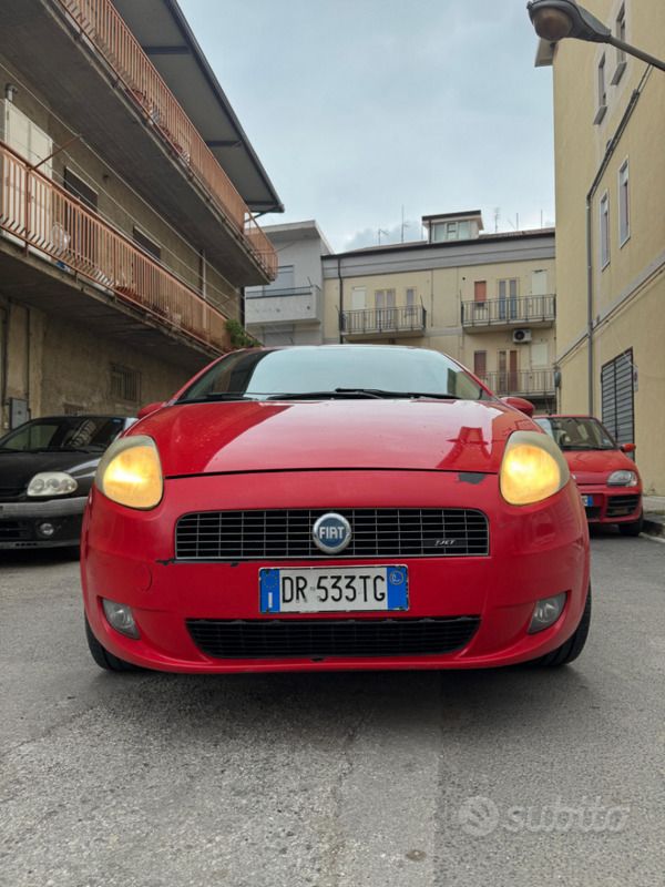 Rosso Usata 2008 Fiat Grande Punto Due volumi | 2300 € (Cara) - Immagine 1/4