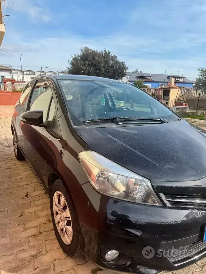 Usata Toyota Yaris 69 CV (50 kW) 2013 Nero Utilitaria