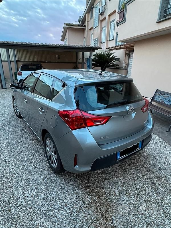 Usata Toyota Auris Active 90 CV (66 kW) 2013 Grigio Berlina