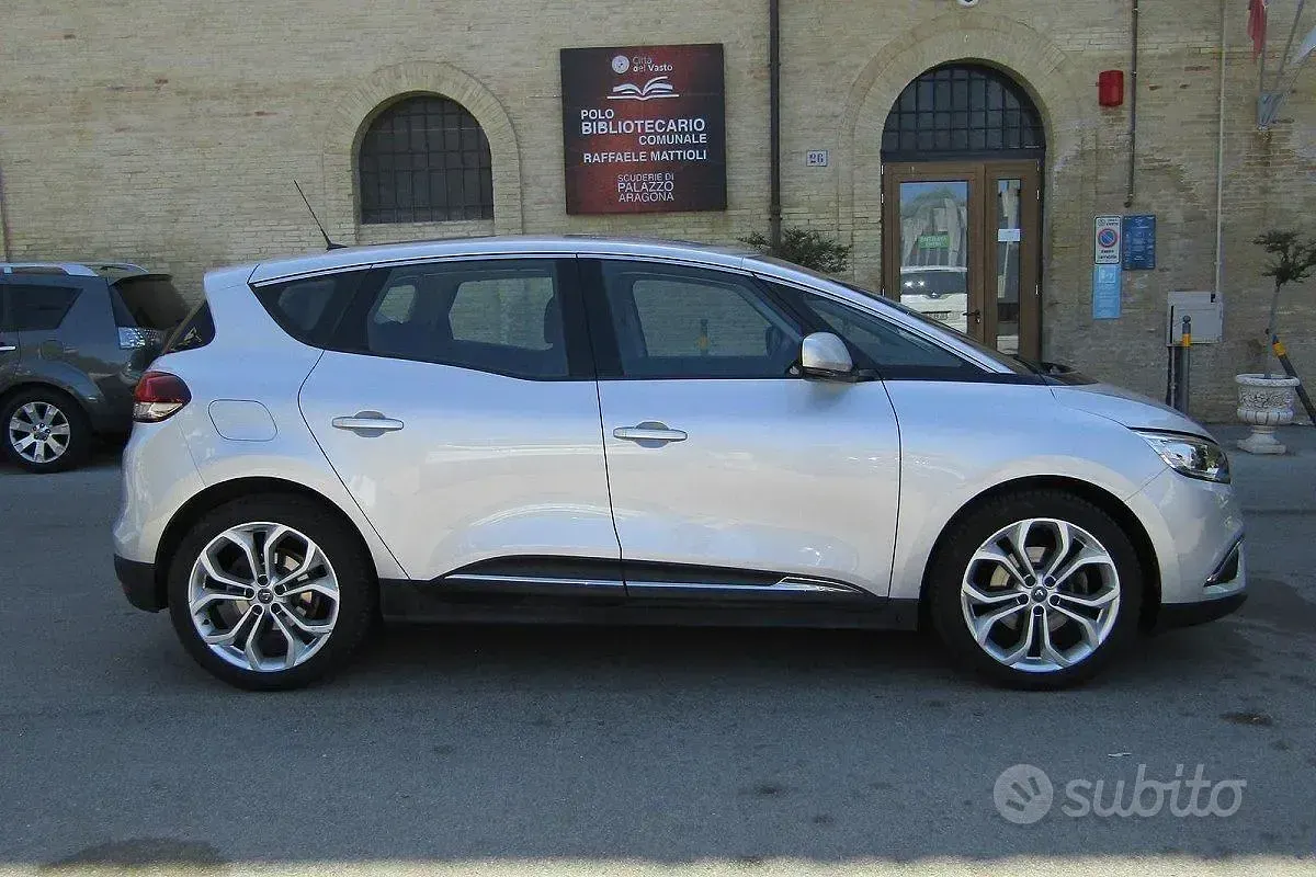 Usata Renault Scénic 120 CV (88 kW) 2021 Grigio Monovolume