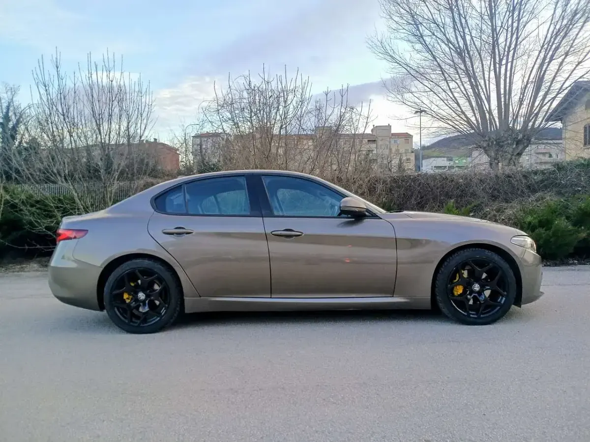Usata Alfa Romeo Giulia Executive 160 CV (117 kW) 2019 Bronzo Berlina
