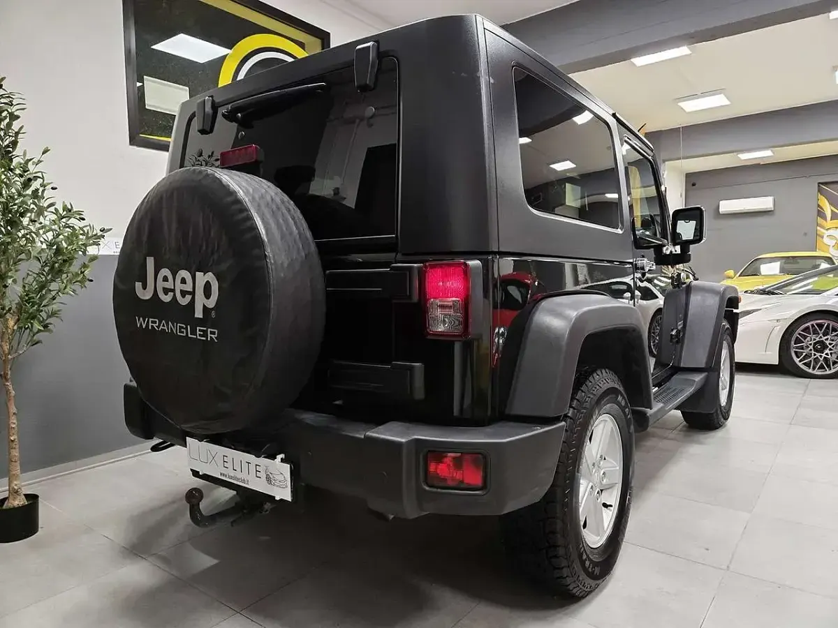 Usata Jeep Wrangler Sahara 177 CV (130 kW) 2008 Black clearcoat SUV