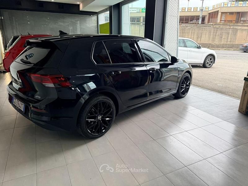 Begagnad VW Golf VIII Life 110 HK (80 kW) 2021 Svart Sedan