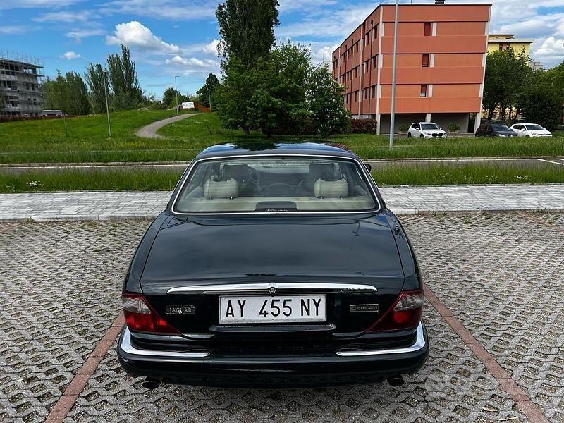 Usata Jaguar XJ8 Executive 1998 Verde Berlina