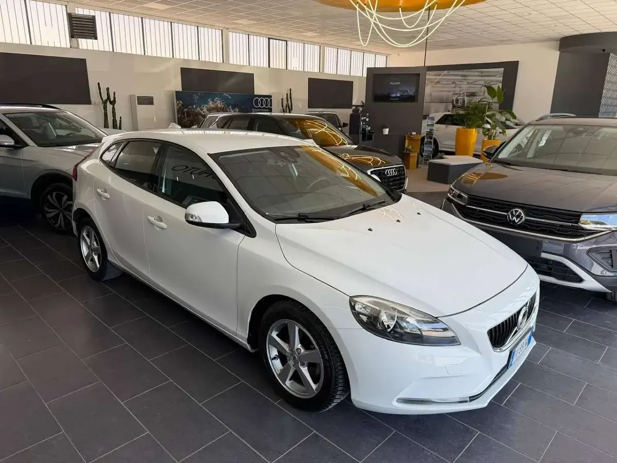 Usata Volvo V40 Kinetic 120 CV (88 kW) 2017 Bianco Berlina