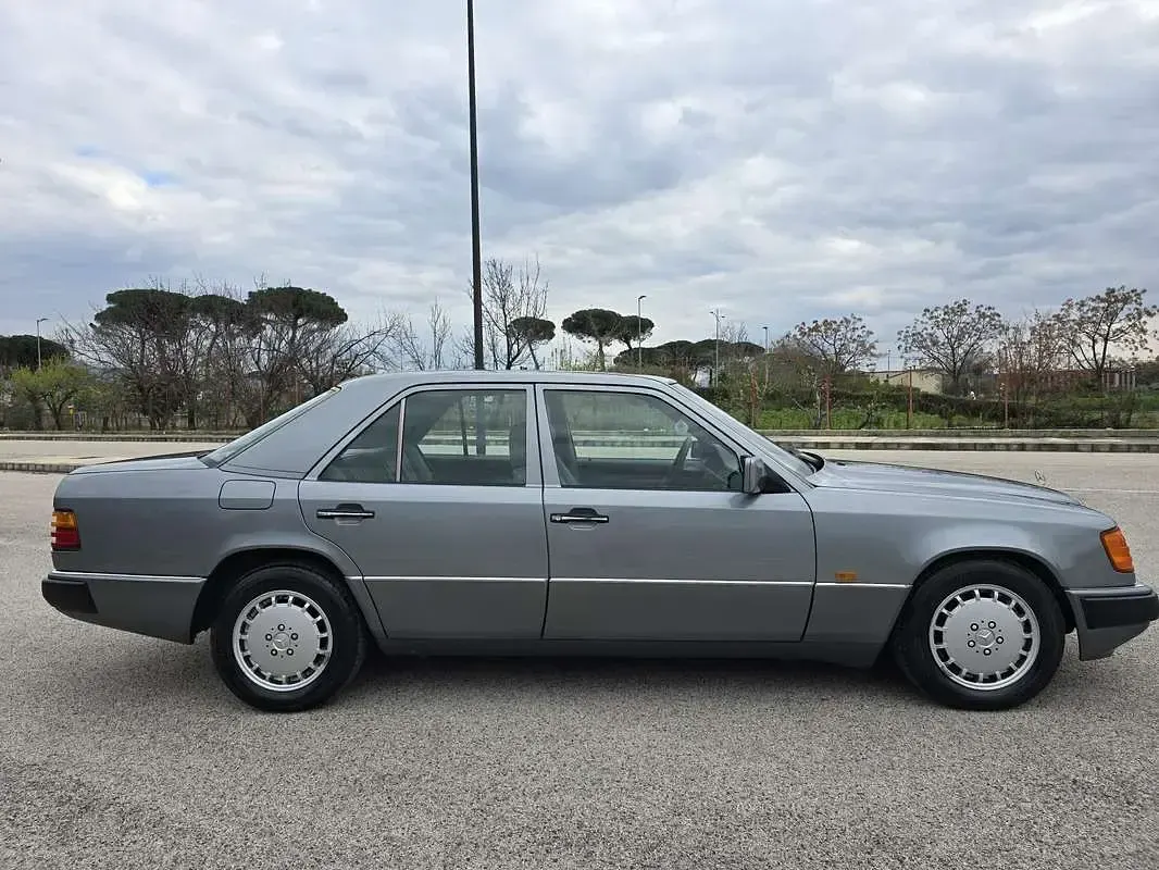 Usata Mercedes E300 220 CV (161 kW) 1990 Grigio Berlina