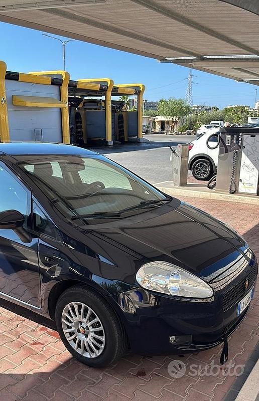 Usata 2010 Fiat Punto Tre volumi | 3700 € (Buon prezzo) - Immagine 1/4