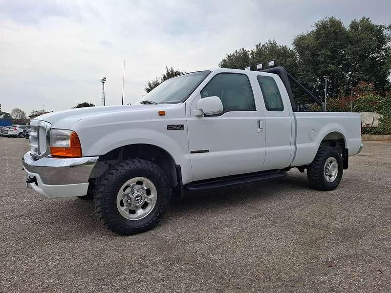 Usata Ford V8 230 CV (169 kW) 1999 Bianco SUV