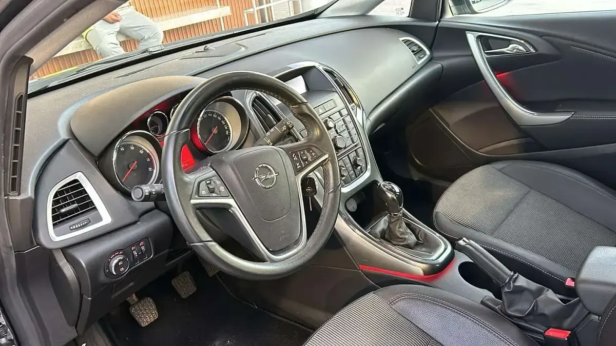 Usata Opel Astra Cosmo 120 CV (88 kW) 2013 Nero Berlina
