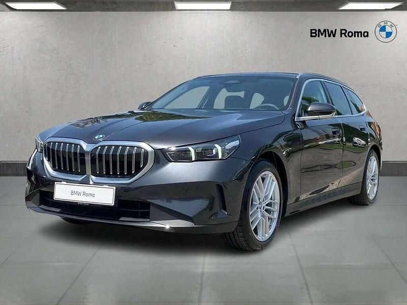 Sophisto grey metallizzato Usata 2025 BMW 520 Comfort Edition Station wagon | 61.590 € (Buon prezzo) - Immagine 1/3