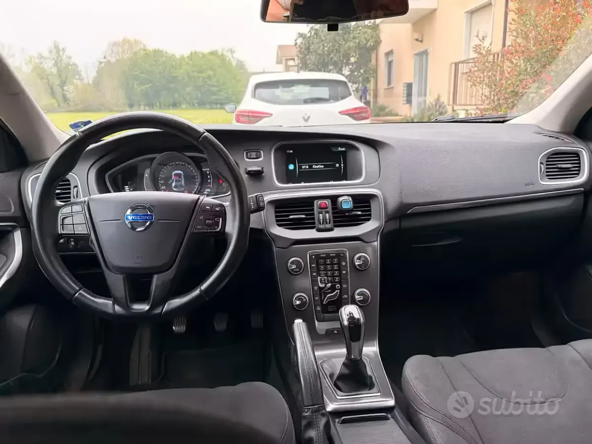 Usata Volvo V40 120 CV (88 kW) 2016 Grigio Berlina
