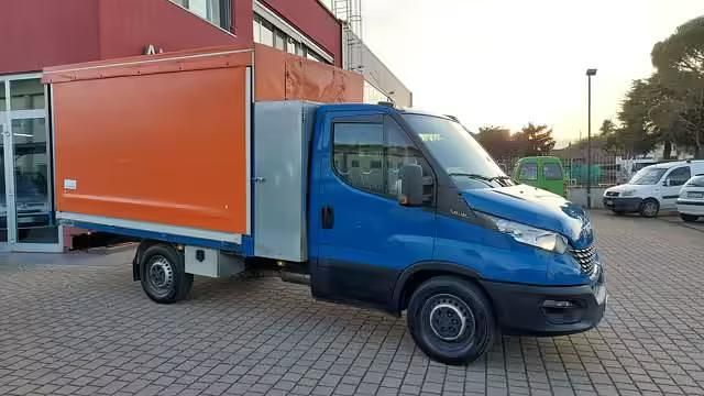 Usata Iveco 35.12 115 CV (84 kW) 2021 Blu Furgone