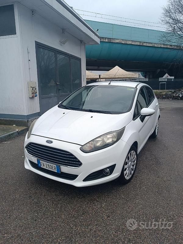 Usata Ford Fiesta Titanium 80 CV (58 kW) 2014 Bianco Utilitaria