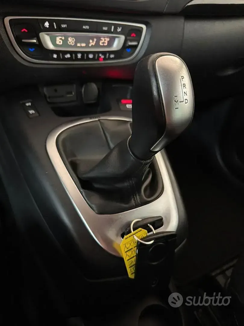 Usata Renault Scénic III 110 CV (80 kW) 2014 Bianco Utilitaria