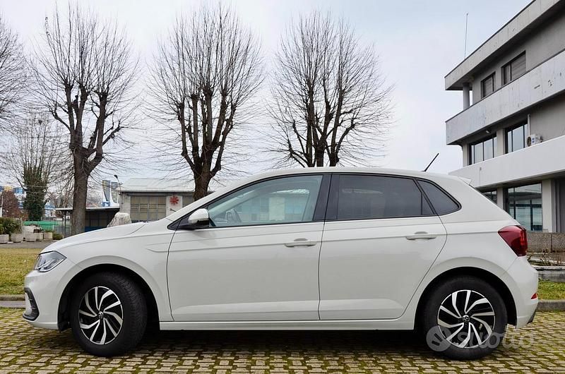 Usata VW Polo Life 95 CV (69 kW) 2023 Grigio Utilitaria