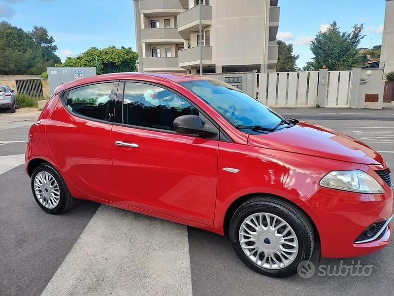Usata Lancia Ypsilon 69 CV (50 kW) 2016 Rosso Utilitaria
