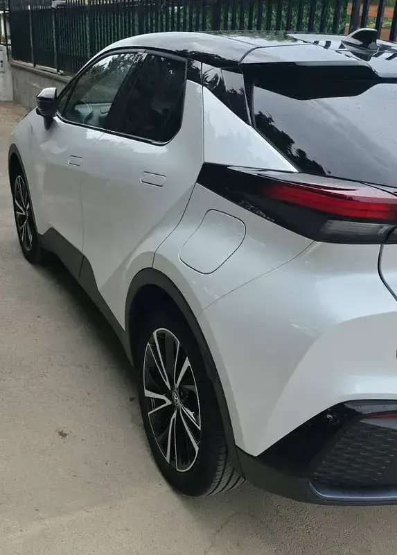 Usata Toyota C-HR Lounge 152 CV (111 kW) 2024 Bianco SUV